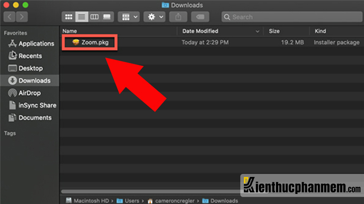 Tìm và click đúp chuột vào tệp Zoom.pkg trong thư mục Downloads