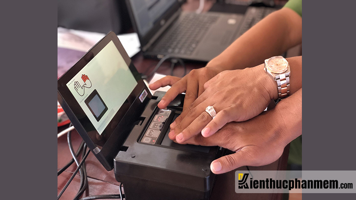 Lấy dấu vân tay 10 đầu ngón tay của công dân bằng thiết bị thu nhận vân tay