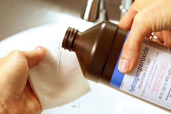 Sử dụng oxy là cách để tẩy trắng quần áo đơn giản và rẻ tiền được áp dụng