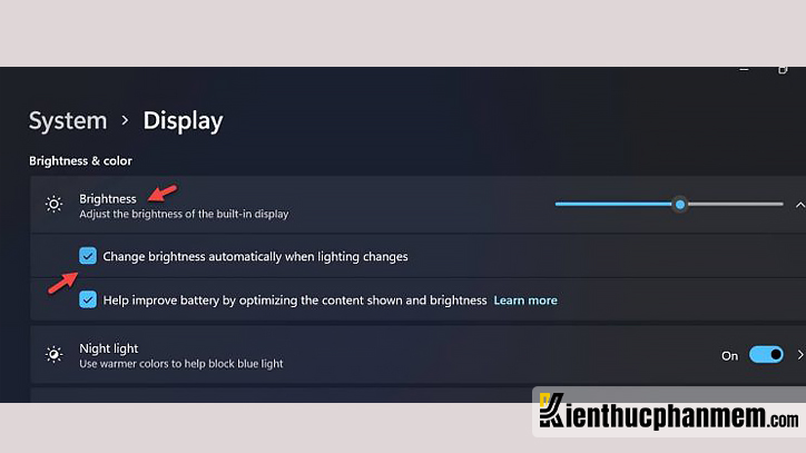 Tick vào mục Change brightness automatically when lighting changes