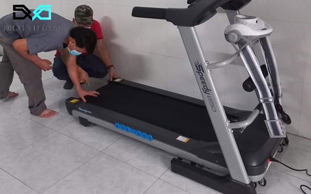 Máy chạy bộ bị lệch băng tải về một bên bất kỳ.